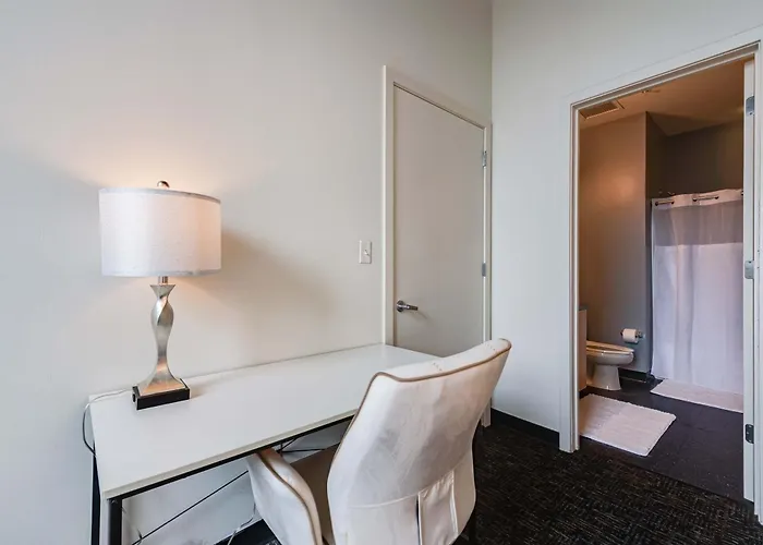 Apartment West Loop - Views With In & Out Parking 5