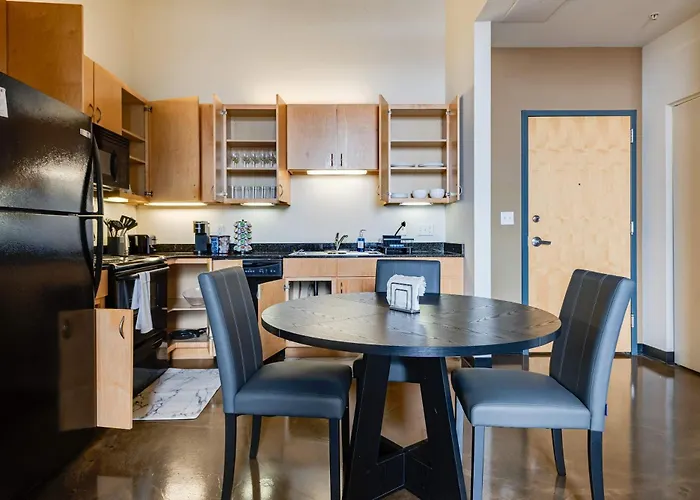 West Loop - Views With In & Out Parking 5 Apartment *