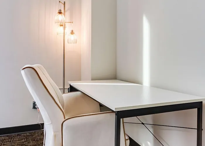 Apartment West Loop - Views With In & Out Parking 5 *