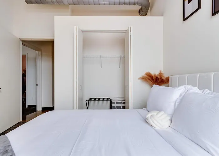 Apartment West Loop - Views With In & Out Parking 5 *