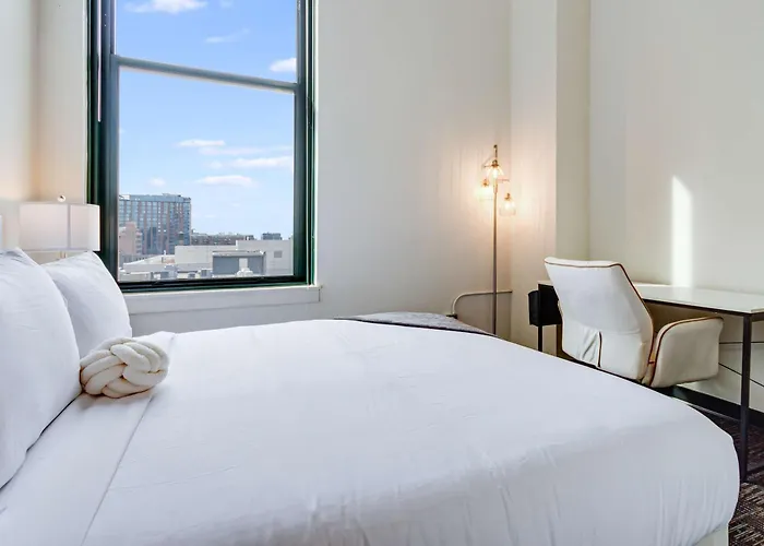 Apartment West Loop - Views With In & Out Parking 5 *