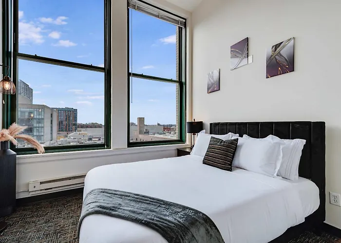 West Loop - Views With In & Out Parking 5 Apartment