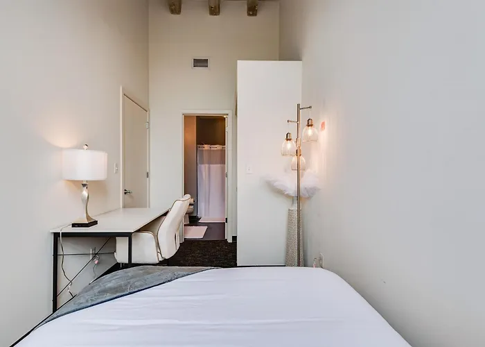 Apartment West Loop - Views With In & Out Parking 5 *