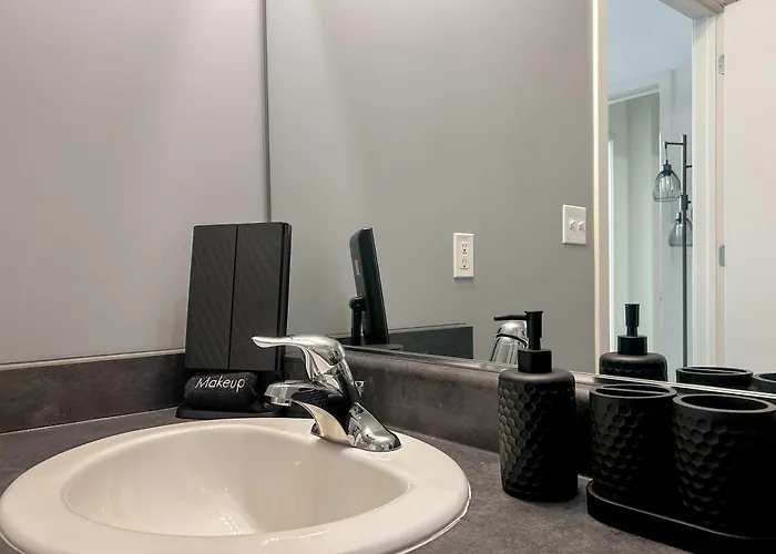 Apartment West Loop - Views With In & Out Parking 5 *
