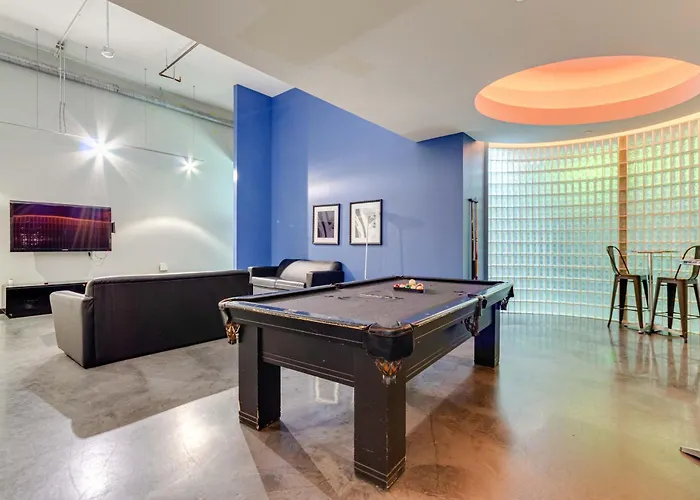 Apartment West Loop - Views With In & Out Parking 5 *