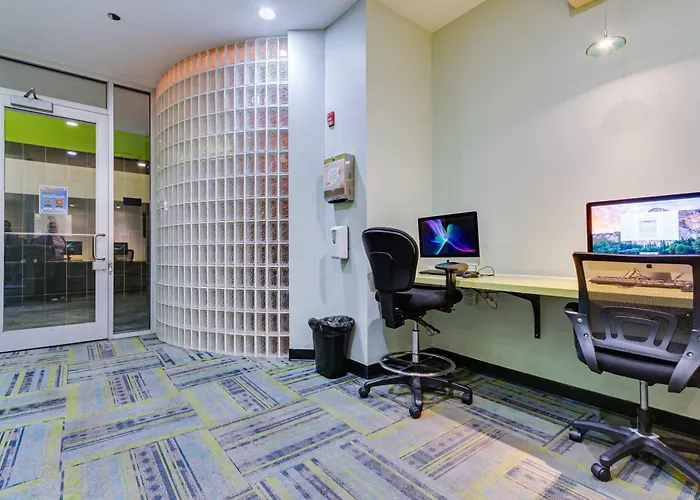 Apartment West Loop - Views With In & Out Parking 5 *