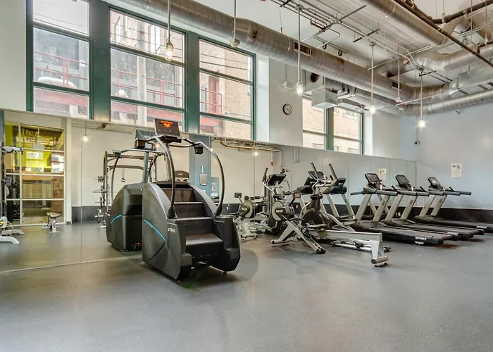 Apartment West Loop - Views With In & Out Parking 5 *