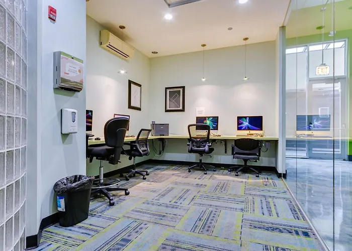 Apartment West Loop - Views With In & Out Parking 5 *